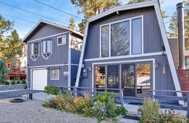 2073 - Mount Shasta Retreat 3 Bedroom Home by Redawning