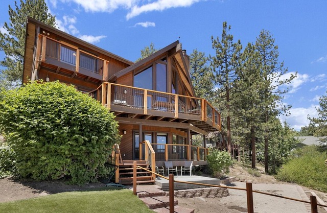 2098-cove Lakefront Chalet 4 Bedroom Home by RedAwning