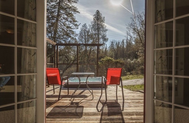 22 Miles to Yosemite - Hot Tub, Hammocks, Fire Pit, Six Private Acres
