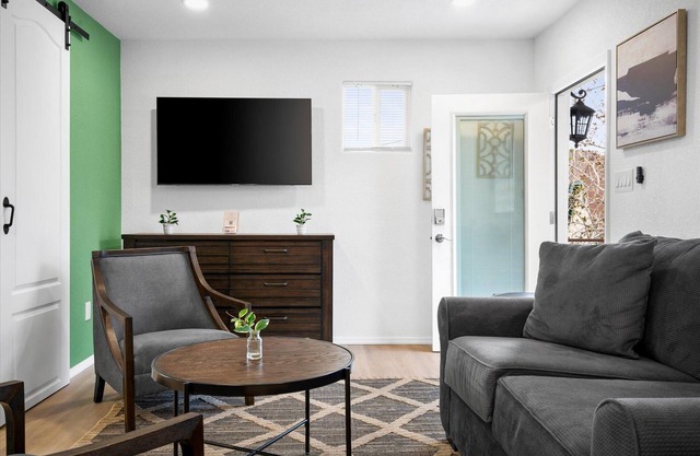 23 Chelsea Place On The Park, In Heart Of Downtown