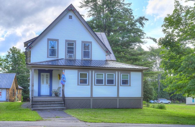 🐾23 Pleasant Gorgeous in-town home - walking distance to Rangeley Lake, dog friendly
