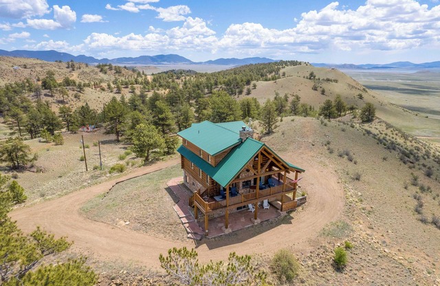 24-0089 Rustic Hartsel Getaway w/35-Acre Yard
