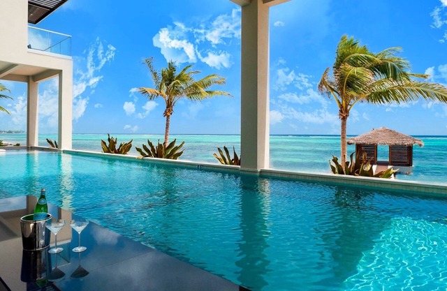 25% Off! 7BR Oceanfront Villa w/5 Master Suites, Bunk Room, Swim-Up Bar