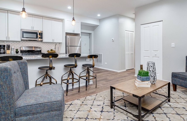 2501 Suite #2: 4 Queen Beds - Sleeps 9