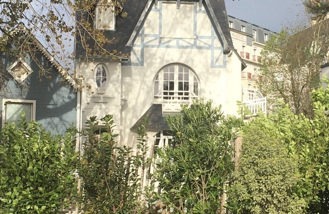 25m from Benoit Beach in the heart of the Grands Hotels district, comfortable 3P 65 m2