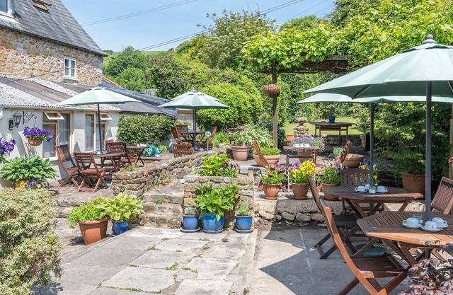 26 RODDEN ROW, pet friendly, character holiday cottage in Abbotsbury