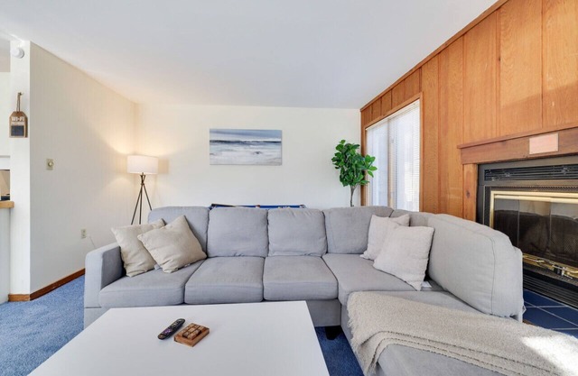 261 Nslope · Beta Lodge - 2BR Townhouse w/Jacuzzi-Shawnee Mtn