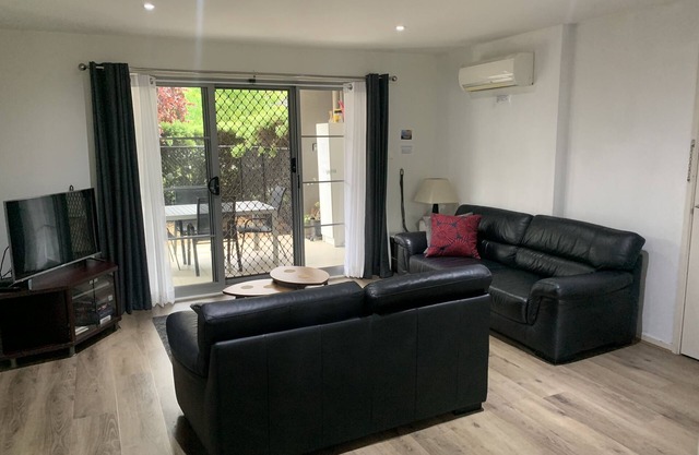 2B/2B, pets allowed, flexible bedding, ground floor courtyard
