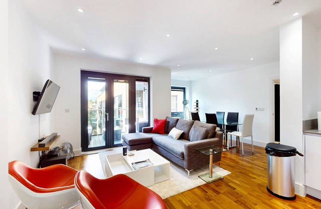 2Bed & 2Bath Flat with free parking, lift, balcony