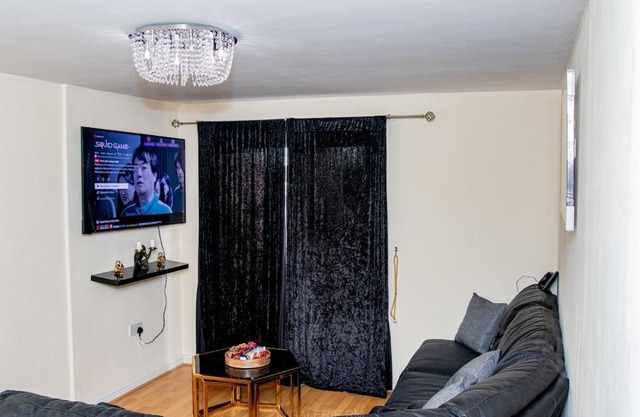 2bed Flat with private parking