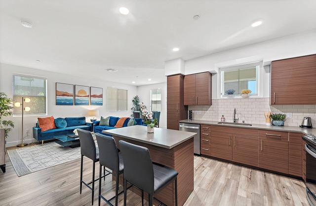 2Bedroom 2Bath Beauty Steps Away from Disneyland. Comes with Pool, Jacuzzi & Gym