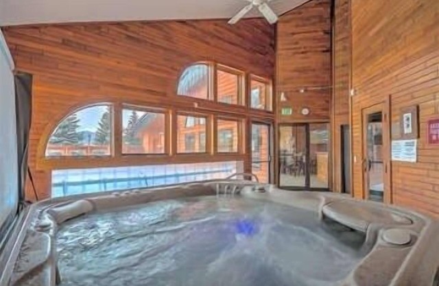 2bedroom+Loft Private Entry, Lake Views, Amazing Location, Near all Ski Resorts 3 Townhouse by RedAwning