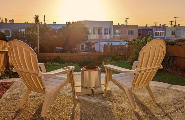 2BR/1BA w secret arcade, firepit & private entry