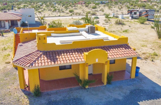2BR/2BA Family Vacation Home with WiFi