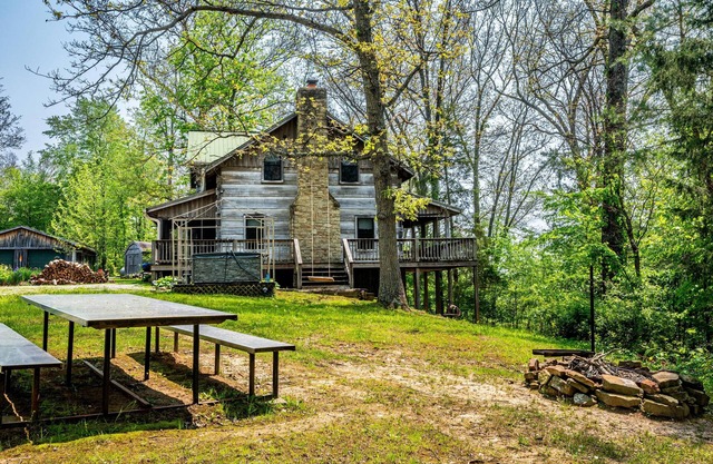 2BR, 2BA Log Cabin