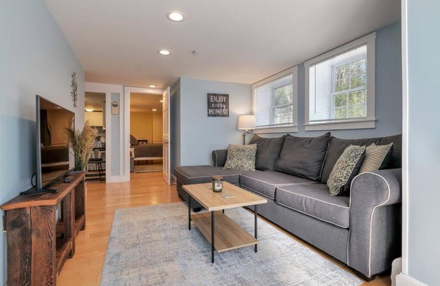 2BR Apt w/3 min Walk to downtown SWH - [Low Tide]