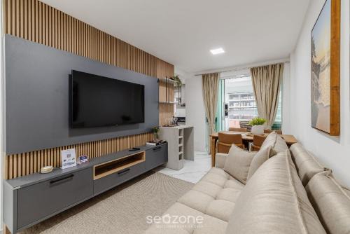 2BR apt w/BBQ 700m from the beach – SIR0501