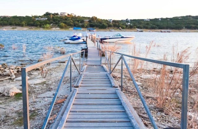 2BR Condo w/Lake Access & Pool