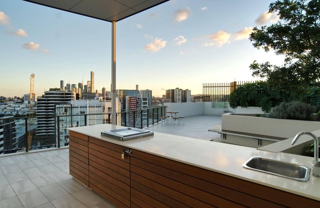 2BR Food&Drink Hub ?Pool?2 cars?Gym?Rooftop