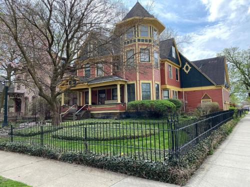2BR Garden Unit Pets OK Near Downtown