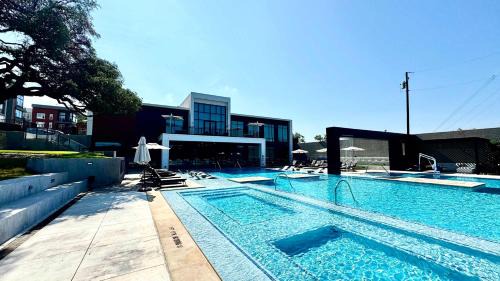 2BR Retreat -Gym Pool Parking