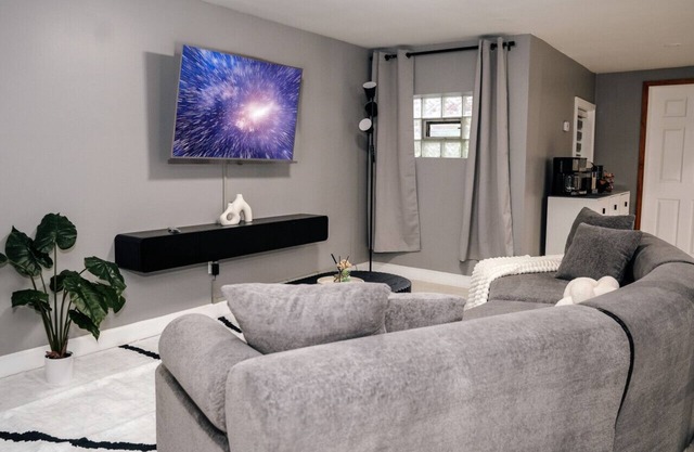 2BR Traveler's Favorite, Modern and Clean