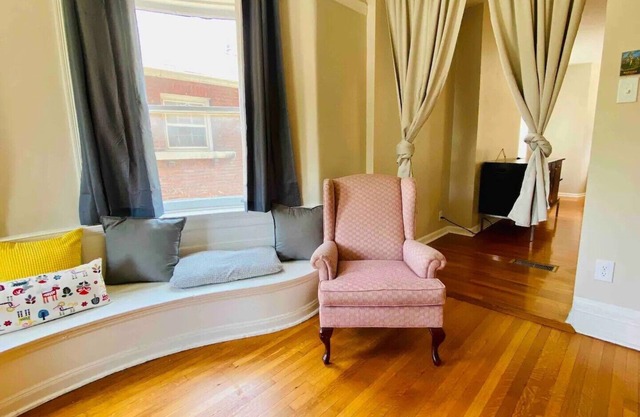 2nd Floor Apartment Historic Mansion. Sleeps up to 6!