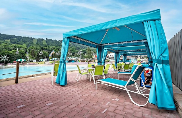 3 Amazing Units Close to Sullivan Express Ski Lift! Shuttle, Waterpark, Parking!