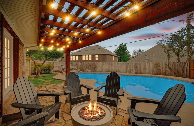3-BD Backyard Oasis w Pool, Patio, Firepit