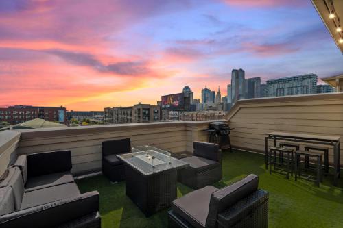 3 BD Townhome w Rooftop Terrace w Free Parking