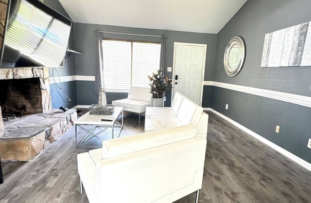 3 Bdrm 2 Full Bath 15 mins from Uptown