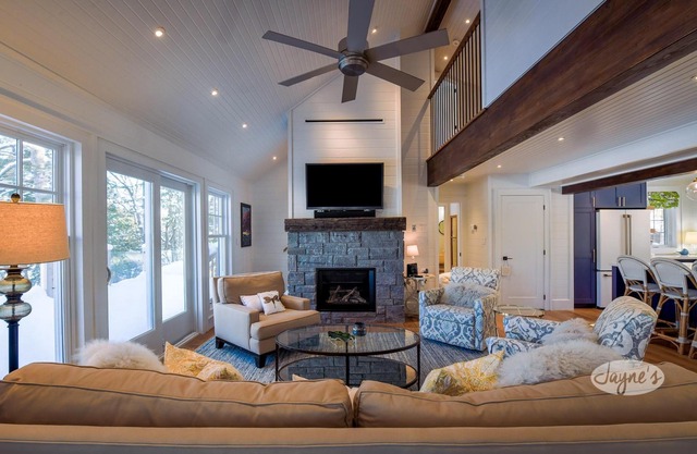 3+ bdrm, 3 bath, Bunkie, Luxury, Lake Muskoka, Miles of boating on the Big 3!
