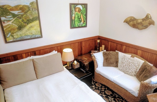 3 beautiful rooms: Perfectly located 20 minutes or less walk to major attractions