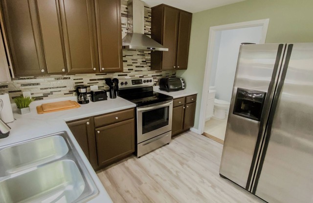 3 bed, 1-1/2 bath, Prime Location
