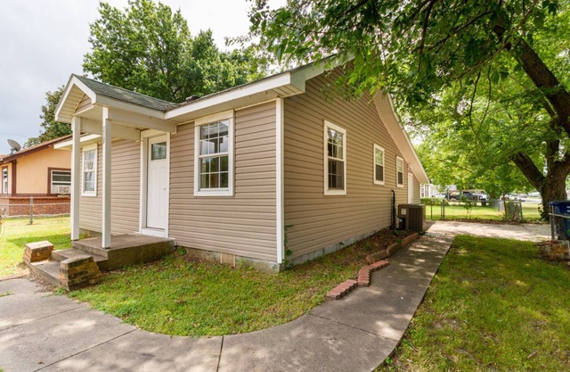 3 Bed 1 Bath Home Conveniently located in the heart of Pryor
