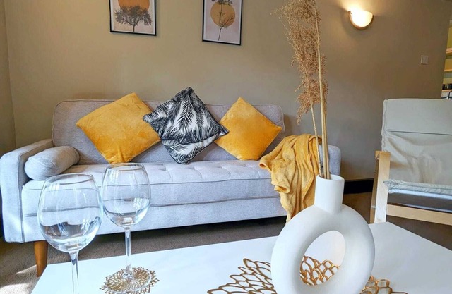 3-bed 1-bath | Sleeps 7 | Parking | Wi-Fi
