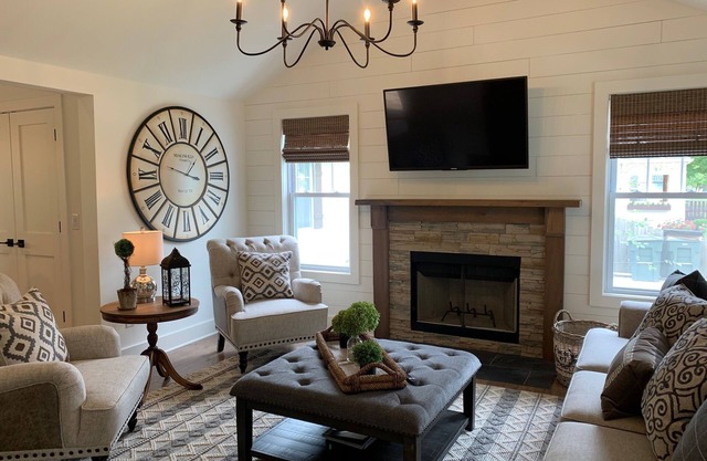 3 bed/2 bath designer home 100 steps to Journeyman! Just 30 mins to Notre Dame!
