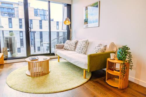 3 bed Apt near hospital, Uni & CBD - free parking!