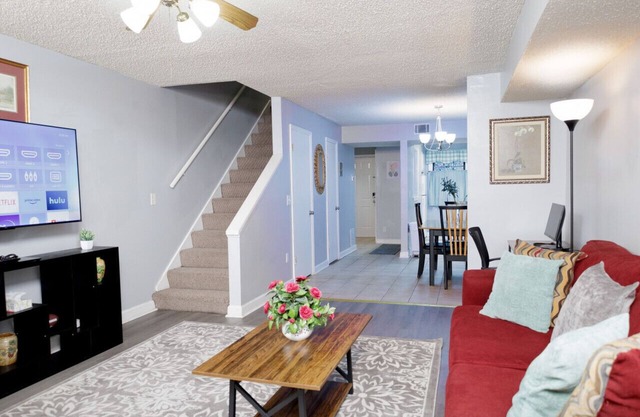 3-Bed Athens Getaway right near UGA! Pool, Parking, SmartTV