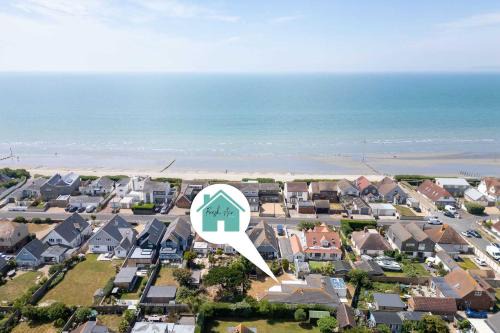 3-Bed Beach Bungalow & Garden 150m to Sea
