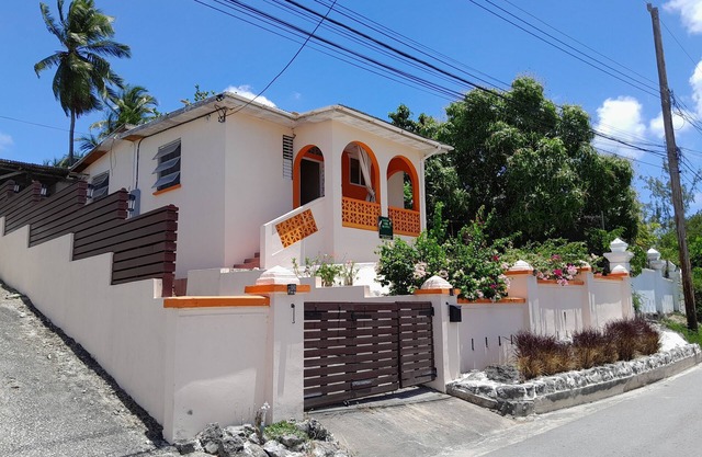 3 bed close to the beach, Wendy's Sports Bar, transport and Jordan's supermarket