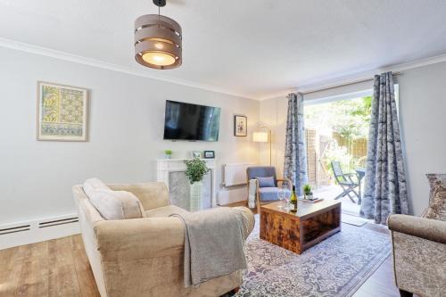 3 Bed family Home with Garden Free parking Perfect for contractors