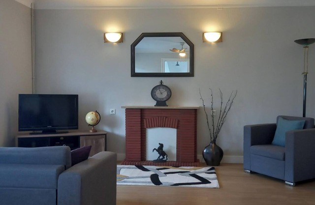 3-Bed House - Sleeps 6 - Garden, Balcony, Parking