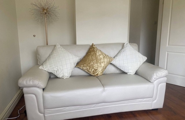 3 Bed House - Sleeps 6 - Garden - Parking - Wifi