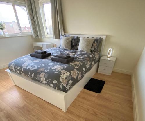 3 Bed House - Sleeps 6 - Garden - Parking - Wifi