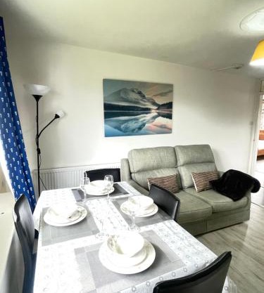 3 Bed Serviced Accommodation with Free Parking & Tram Stop, 10 minutes from Airport and Center