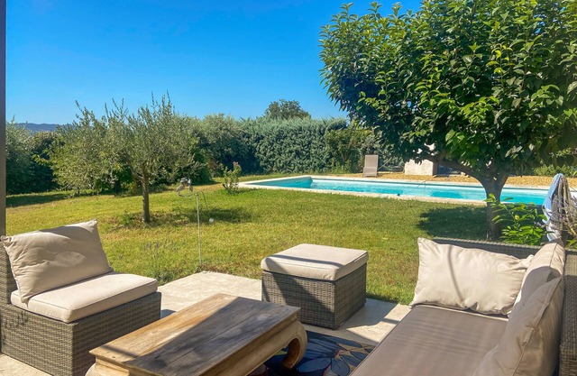 3 bed villa near Lourmarin with pool, pétanque court and views of the Luberon