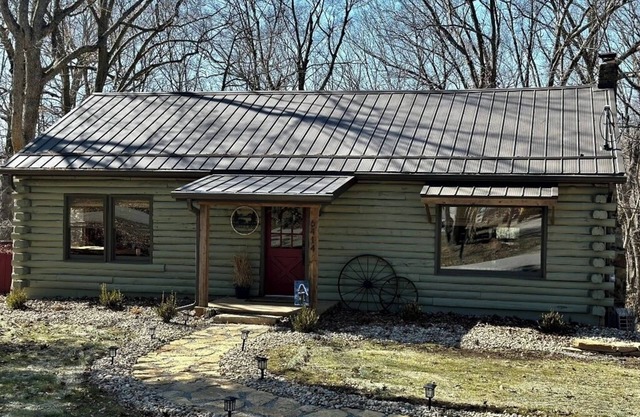 3-bedroom 2.5 bath Log Cabin in beautiful Hillsboro. Near Rocky Fork Lake.