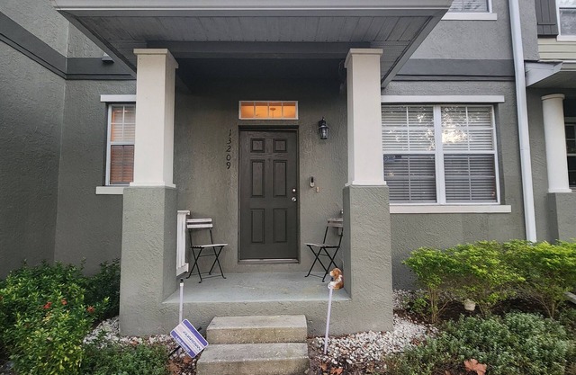 3-bedroom, 2.5 bath townhome 5 minutes from the Orlando International Airport