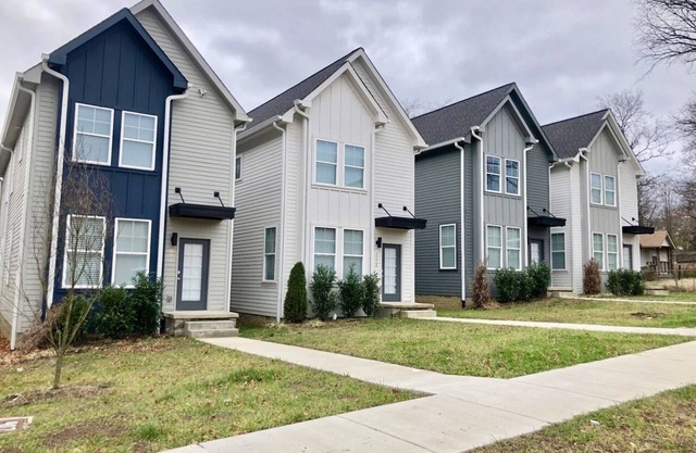 3 bedroom 2.5 bath with free parking